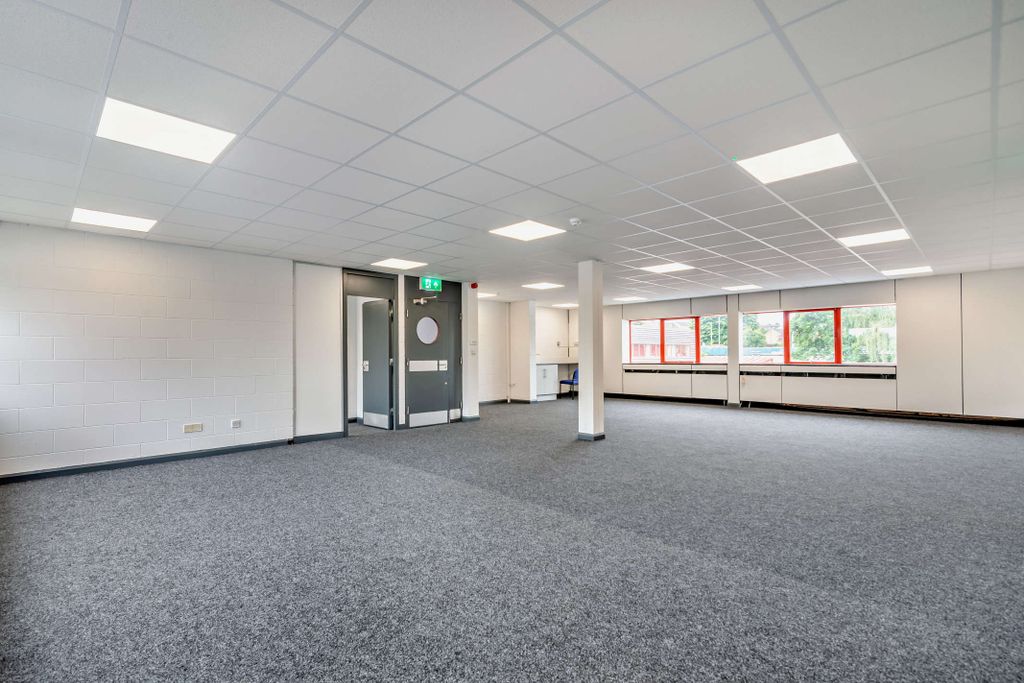 Property photo 3 of 11 8561718-Interior07-800