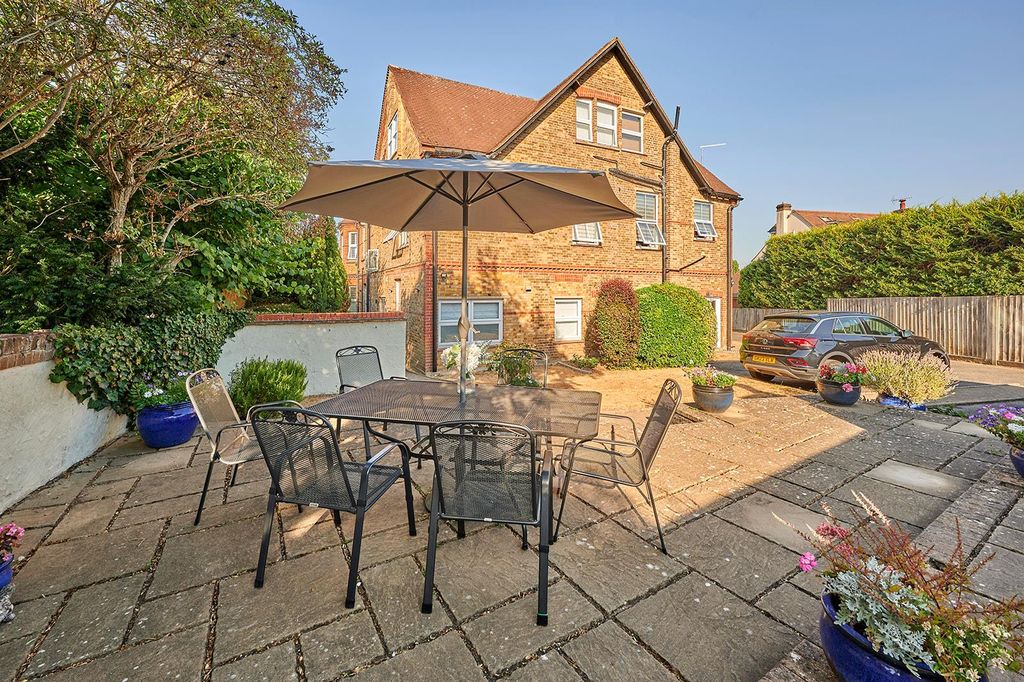 Property photo 1 of 16 Communal Gardens