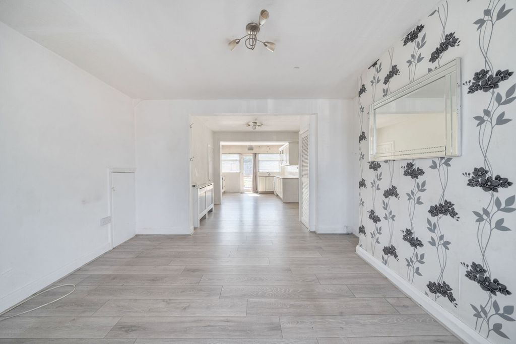 Property photo 2 of 20 1326304-2-687A282...