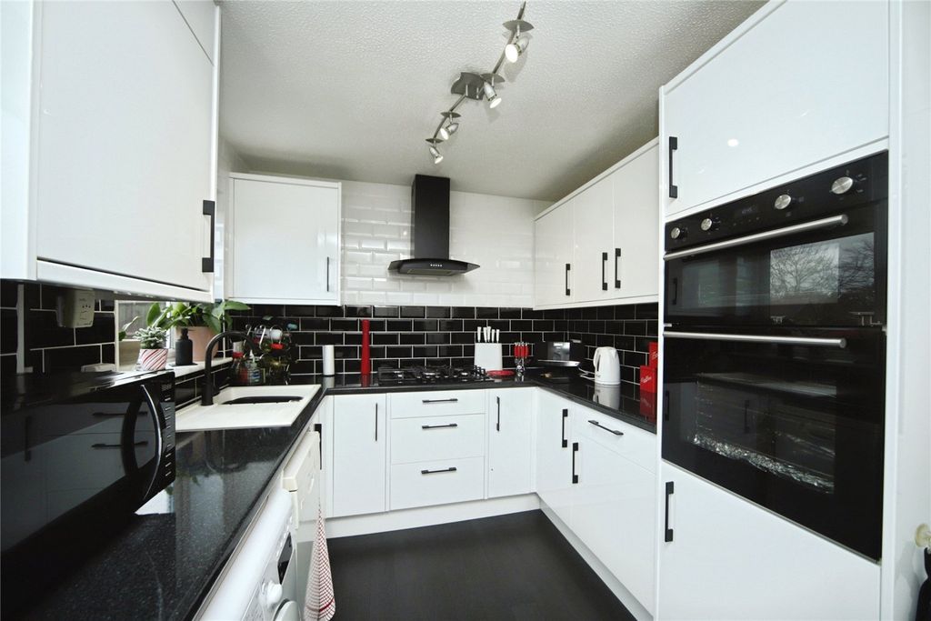 Property photo 2 of 17 Picture No. 28