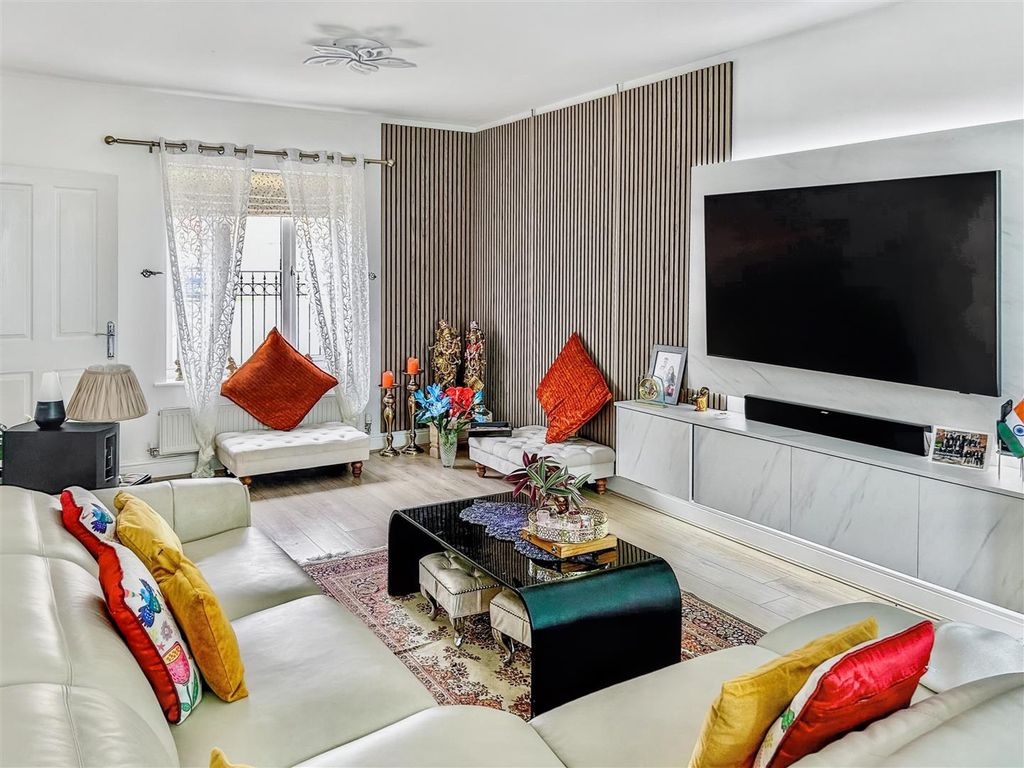 Property photo 2 of 18 Lounge.Jpg