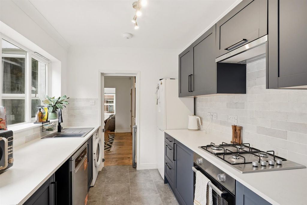 Property photo 3 of 19 37Avenueroad-006.Jpg