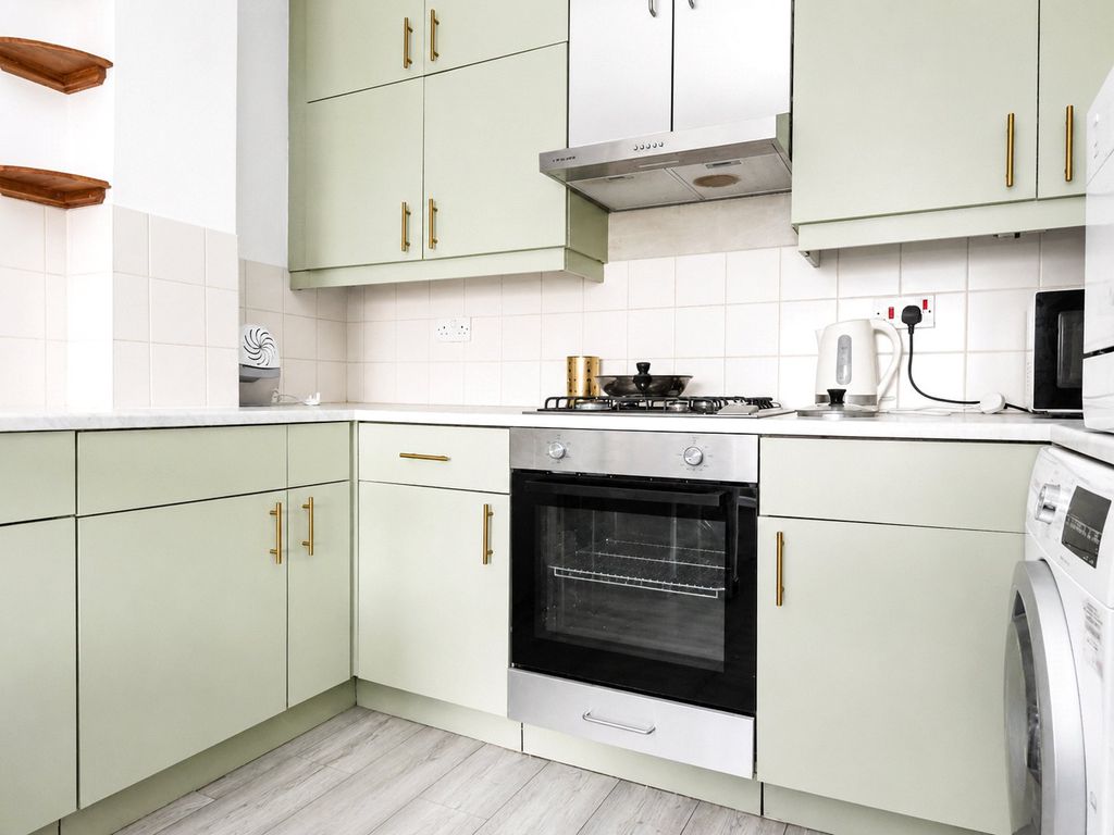 Property photo 3 of 10 Kitchen