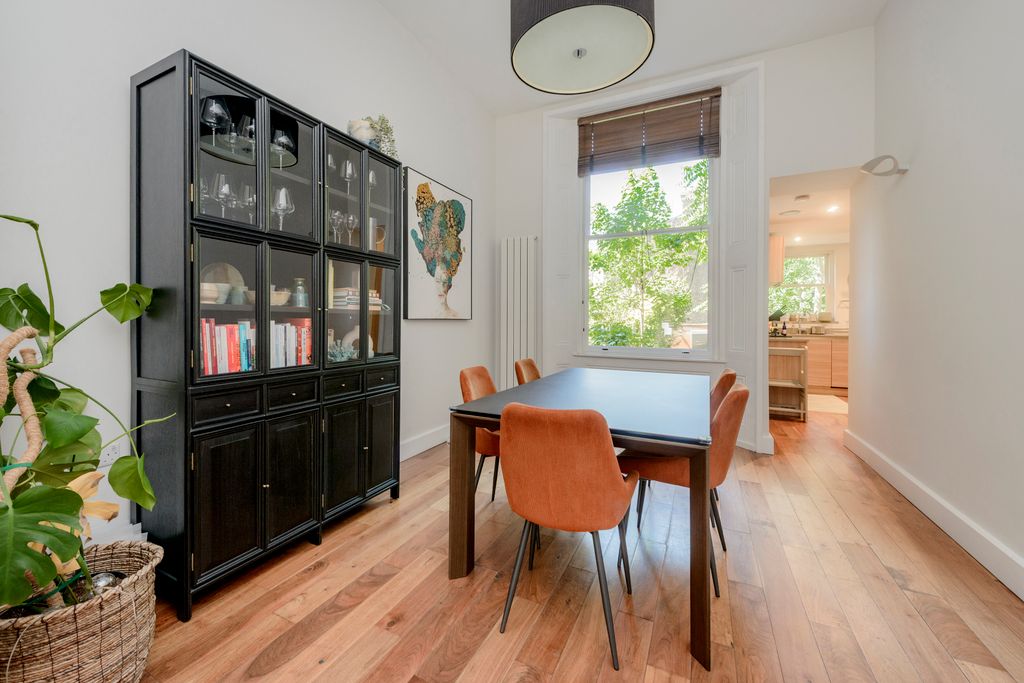 Property photo 3 of 13 1@11 Lexham Gdns-2401.Jpg