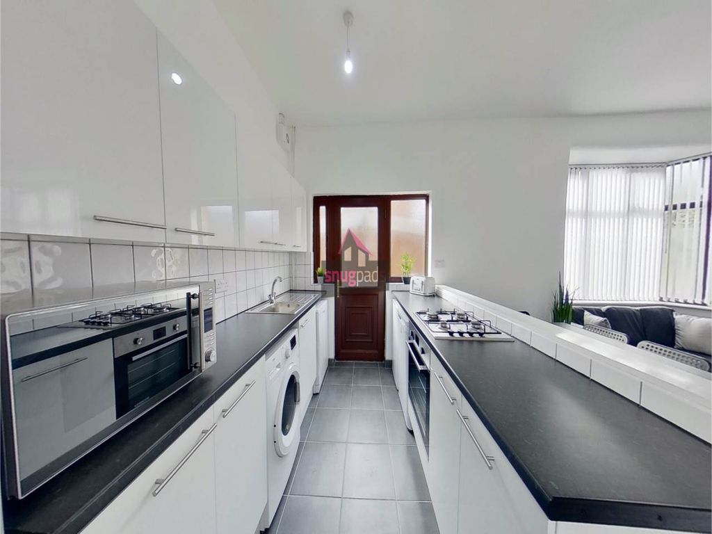 Property photo 2 of 11 Kitchen