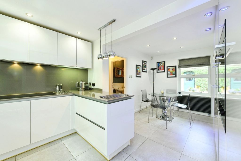 Property photo 3 of 21 Kitchen/B'fast Room