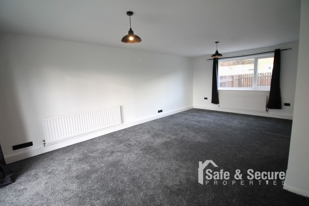 Property photo 3 of 15 Living Room (1)