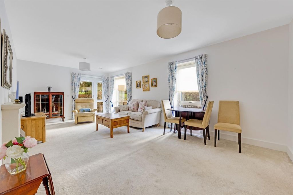 Property photo 1 of 10 02-A624Pfmcs 8 The Clockhouse-16-Medium.Jpg