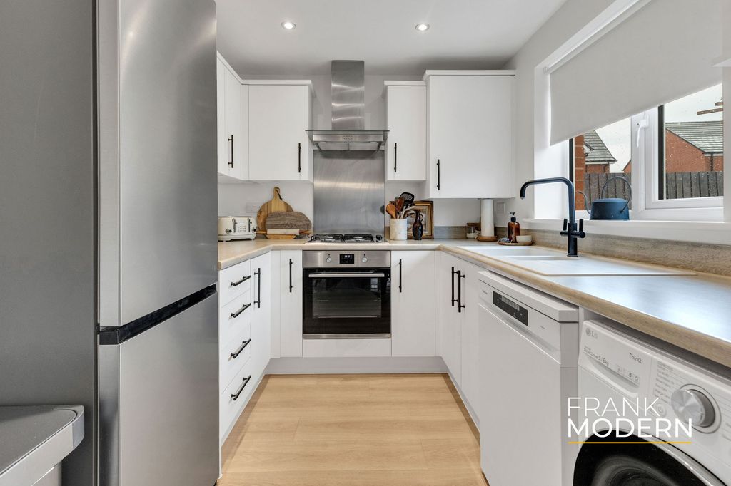 Property photo 3 of 37 Kitchen / Diner