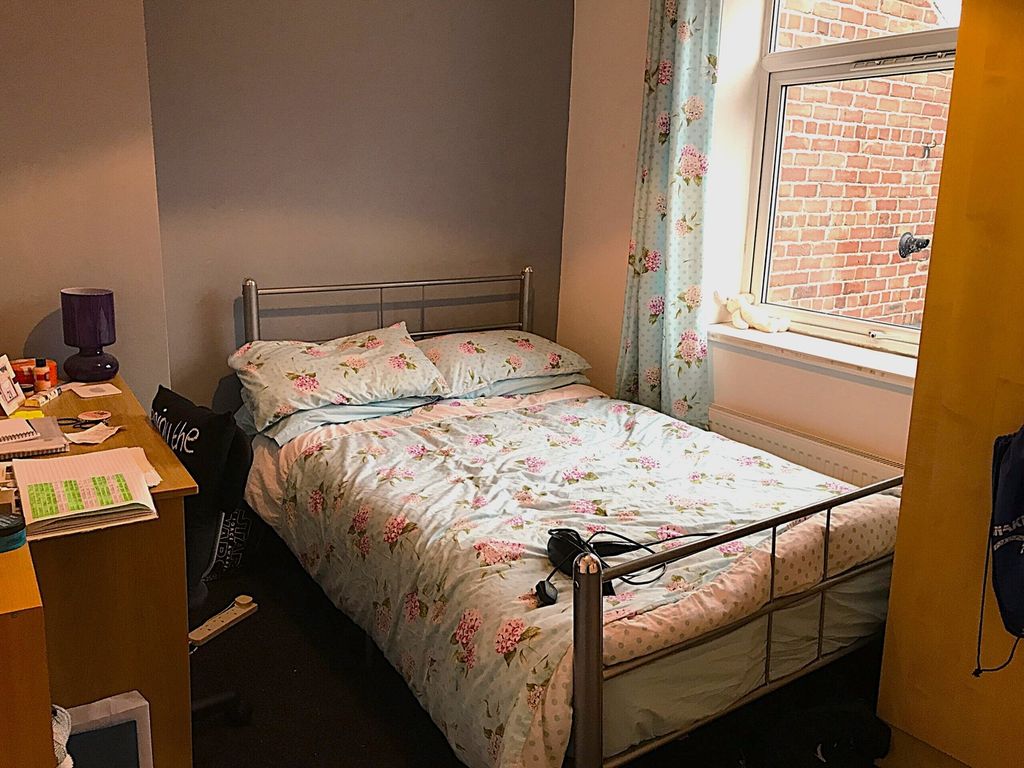 Property photo 3 of 10 A Cozy Double Bedroom With Good Natural Light And ...