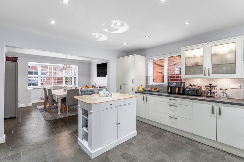 Property photo 3 of 18 Kitchen