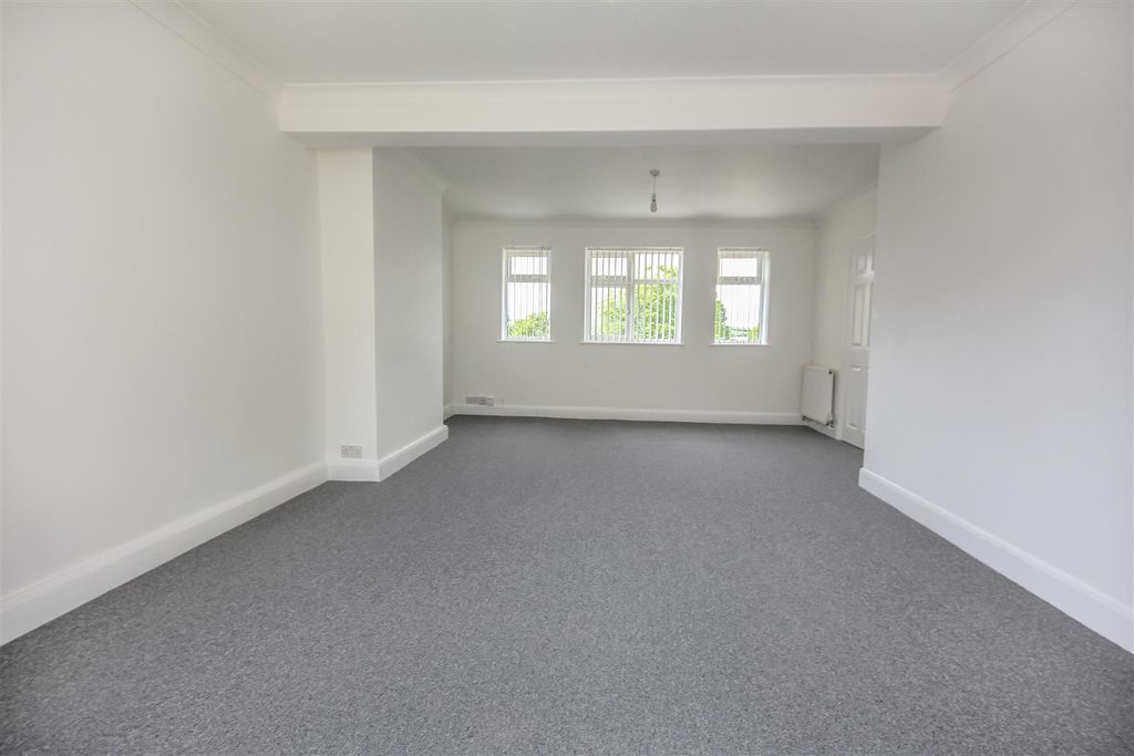Property photo 2 of 10 Lounge/Dining Room
