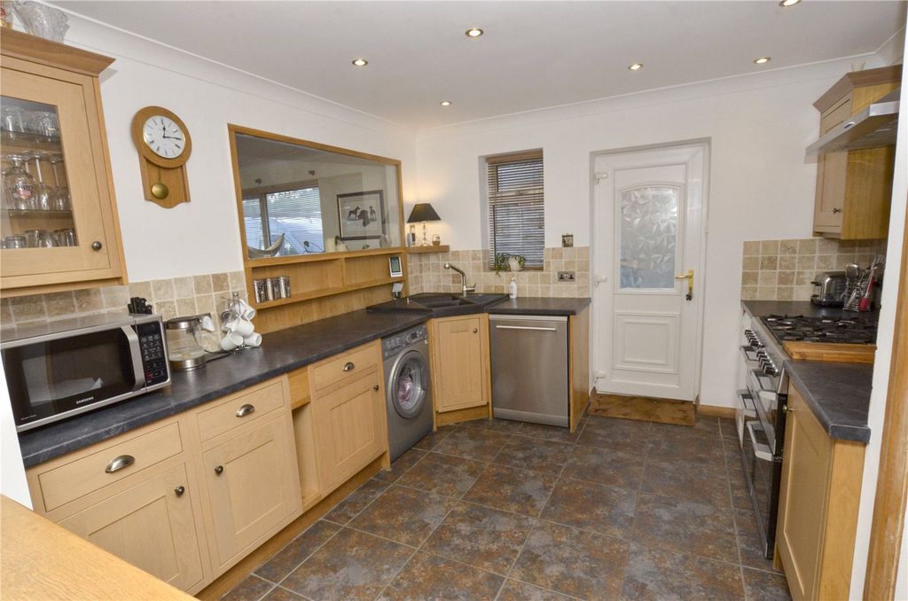 Property photo 3 of 23 Kitchen