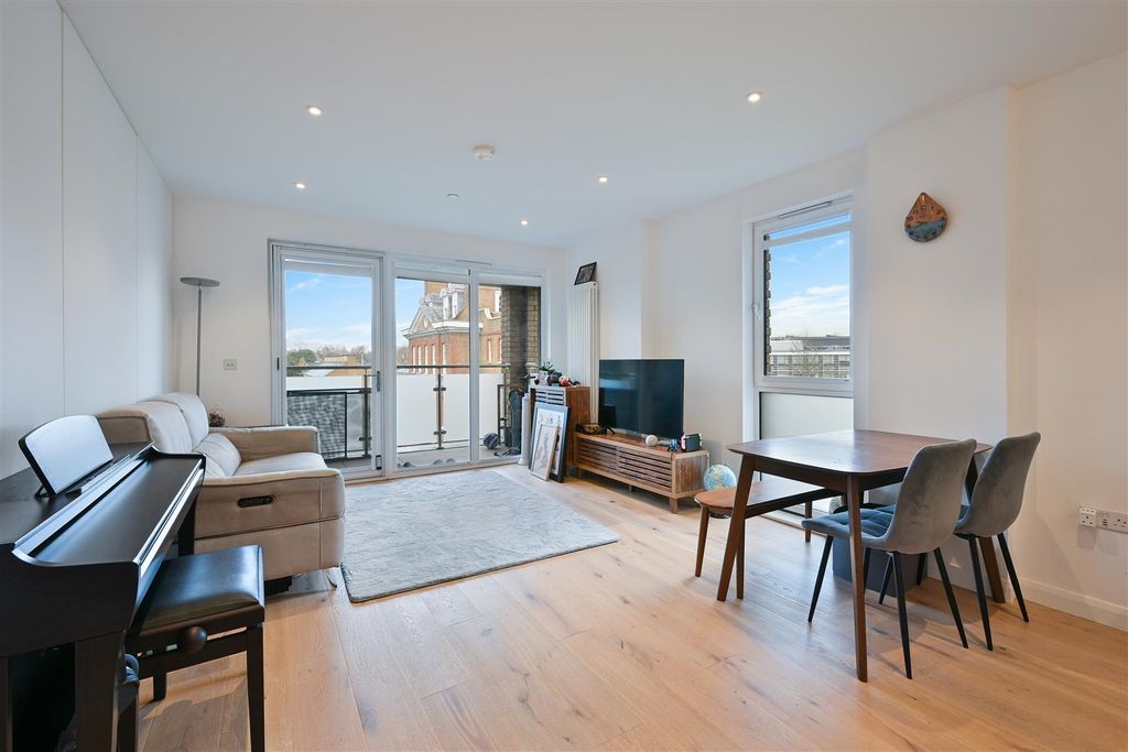 Property photo 2 of 14 Garland House