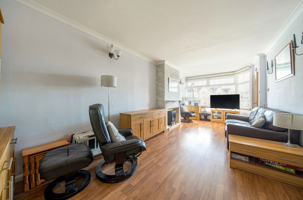 Property photo 2 of 12 Lounge5