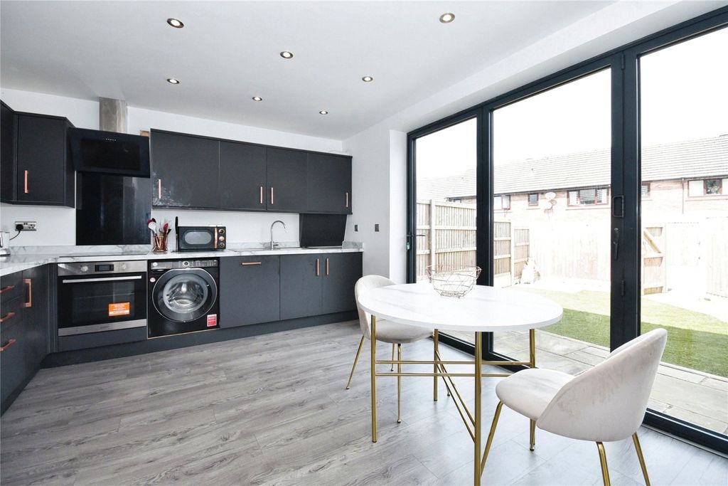 Property photo 2 of 16 Dining Kitchen