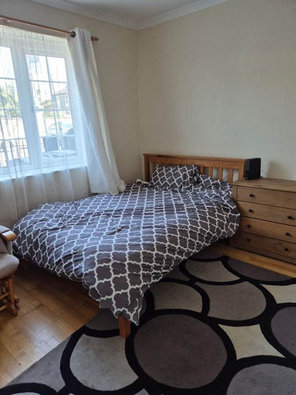 Property photo 1 of 4 Bright Bedroom With Large Window And Double Bed...