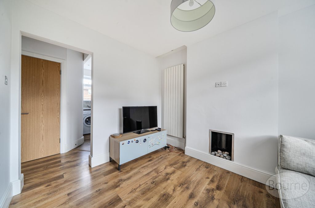 Property photo 3 of 11 F9E1130d-6646-421...