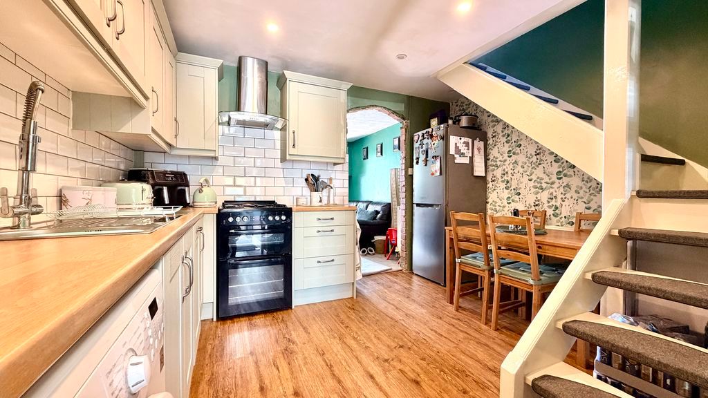 Property photo 3 of 10 Kitchen