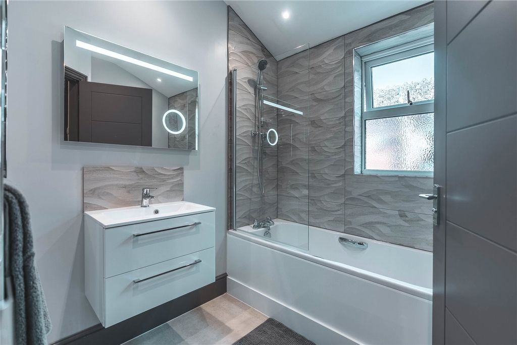 Property photo 3 of 33 Picture No. 15