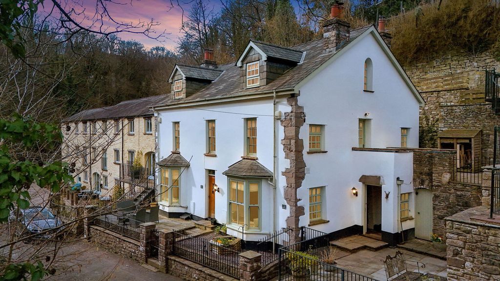 Property photo 1 of 40