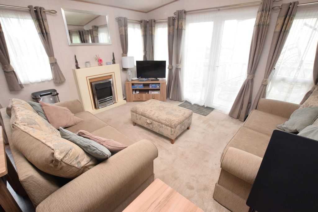 Property photo 3 of 13 Sitting/Dining Room