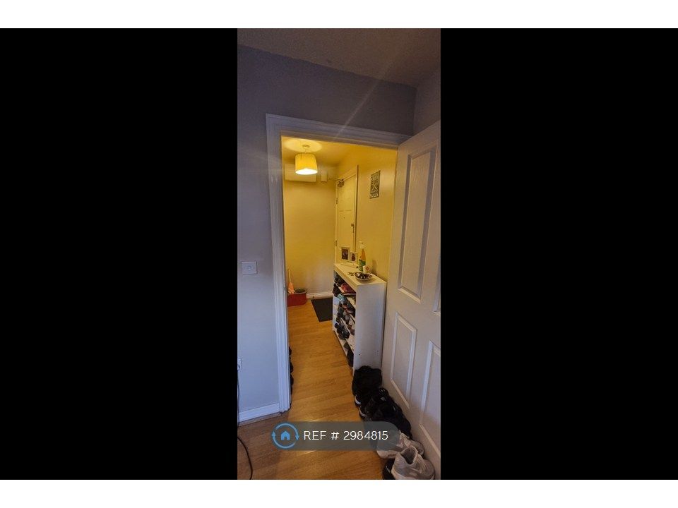 Property photo 3 of 14 Flat Hallway