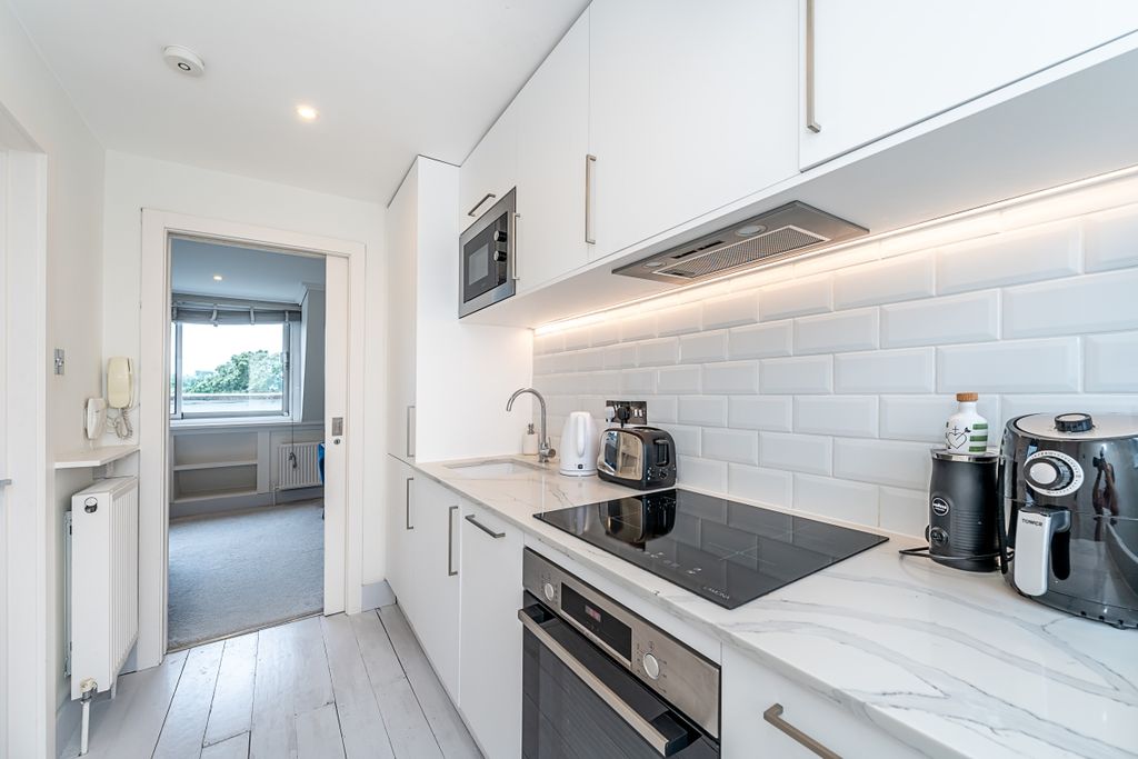 Property photo 3 of 10 Kitchen