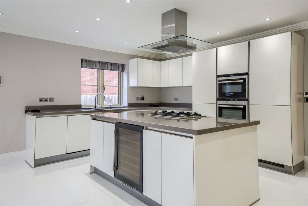 Property photo 2 of 21 Kitchen