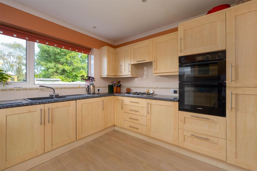 Property photo 2 of 19 Woodvale Avenue, Chestfield, Whitstable
