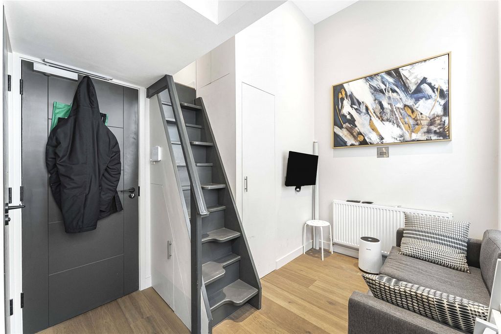 Property photo 3 of 11 Studio