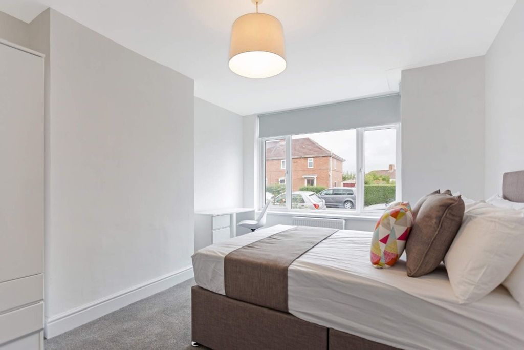 Property photo 2 of 13 A Spacious And Bright Large Double Bedroom With Am...