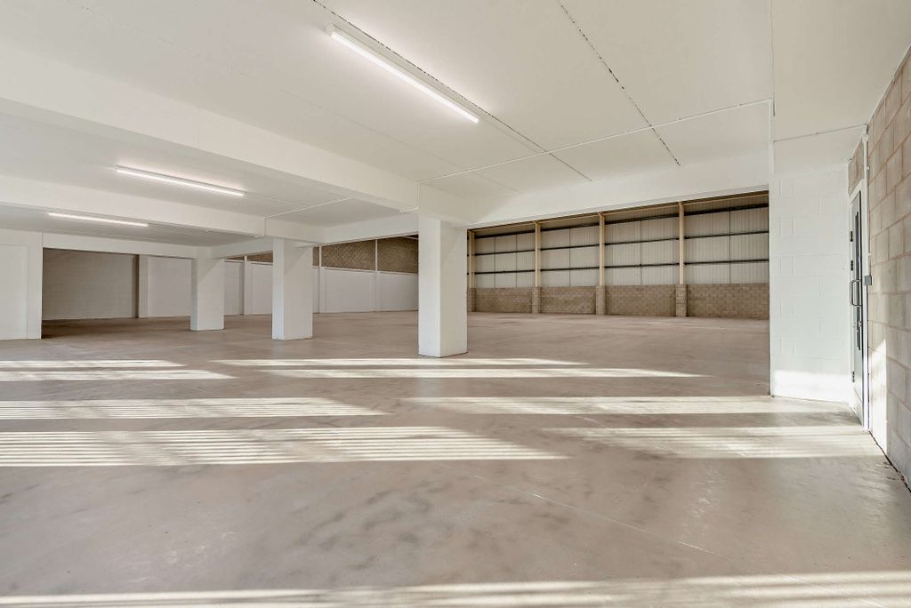 Property photo 3 of 31 8671371-Interior03-800