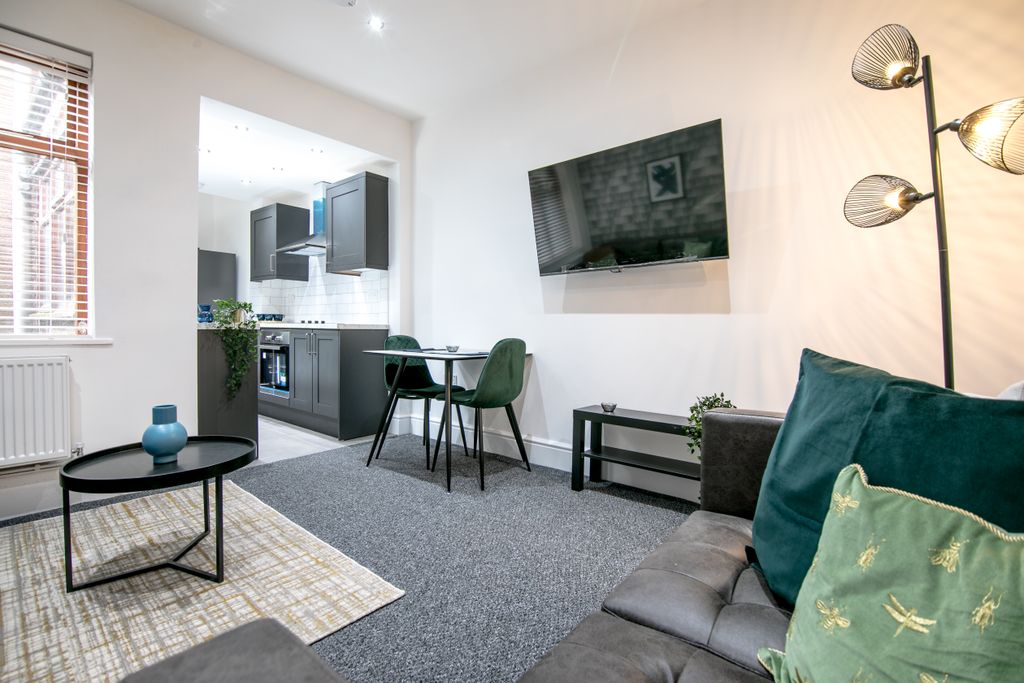 Property photo 3 of 30 10 Cromwell St (9 Of 36)