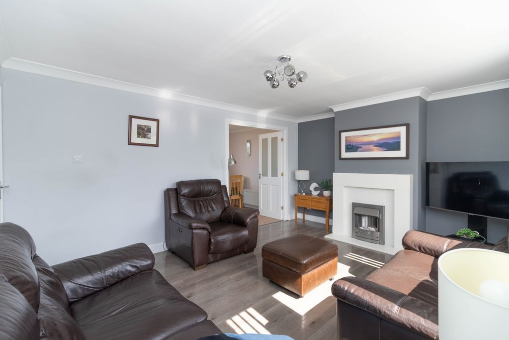 Property photo 3 of 23 Lounge