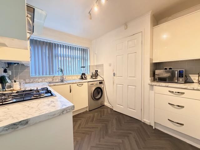 Property photo 3 of 18 Kitchen