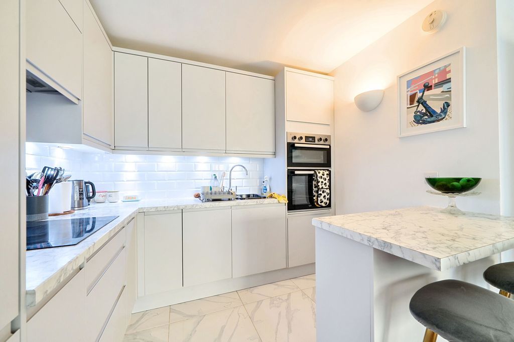 Property photo 3 of 18 Kitchen