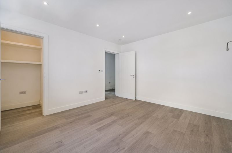 Property photo 3 of 9 Photo 6