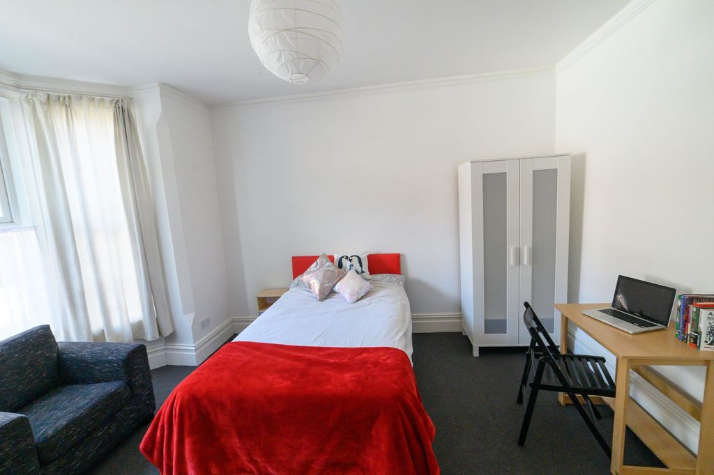Property photo 3 of 11 Bright And Tidy Single Bedroom Featuring A Comfort...