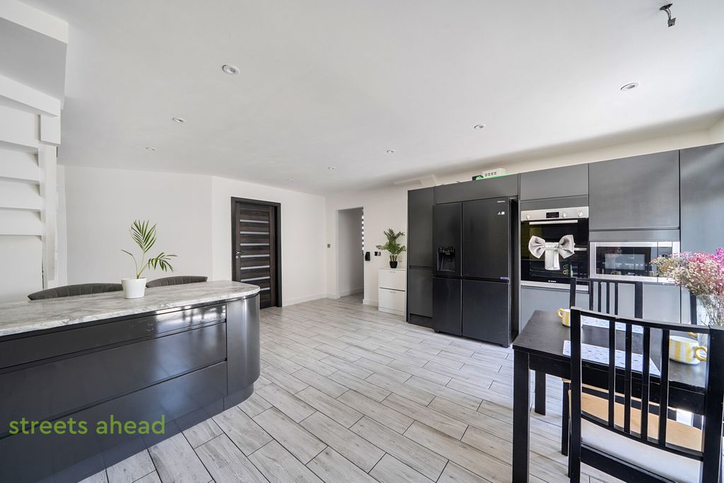 Property photo 2 of 14 5F8A933E-799d-484...