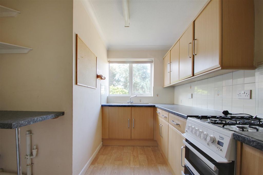 Property photo 3 of 10 Kitchen