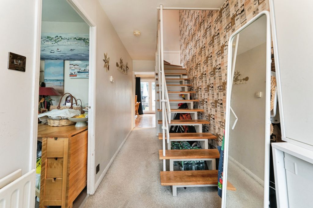 Property photo 3 of 18 Entrance Hallway