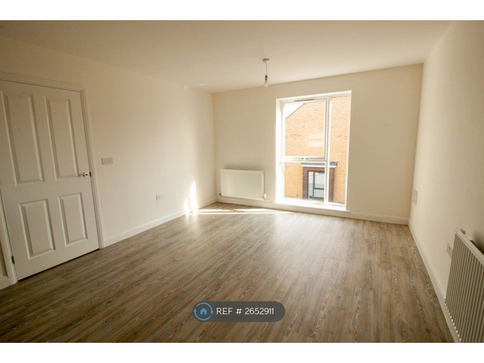 Property photo 3 of 11 Spacious Living Area