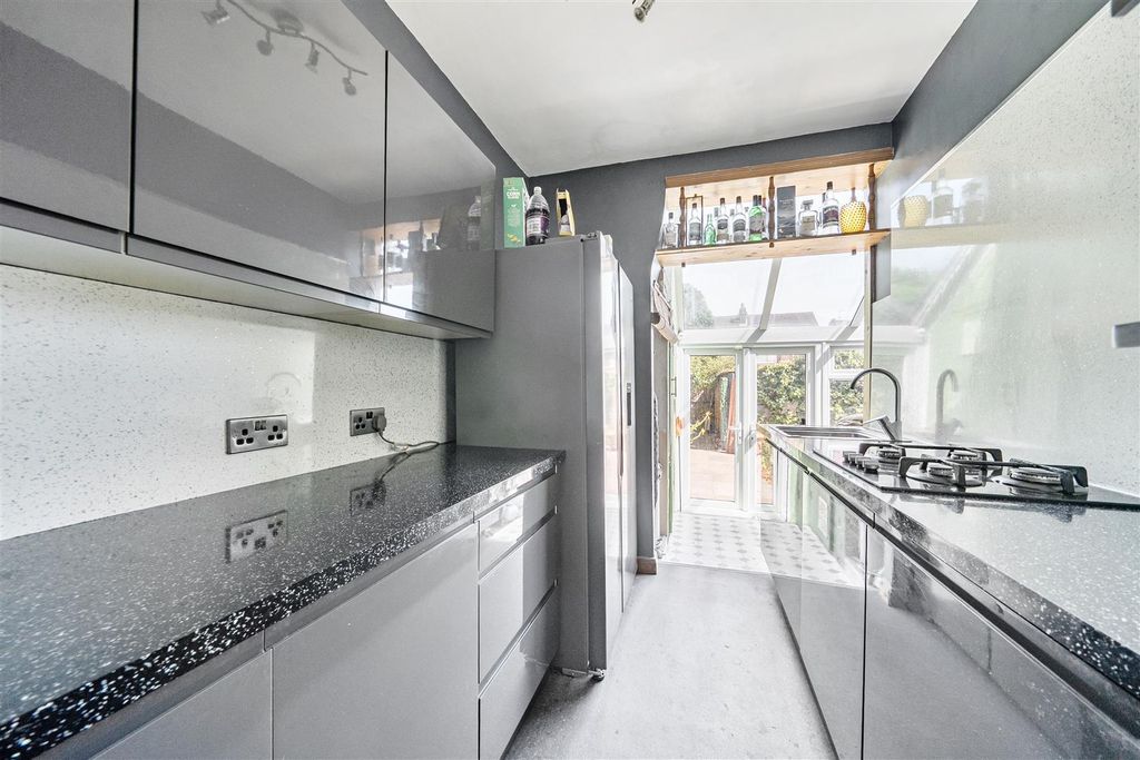 Property photo 3 of 17 Kitchen