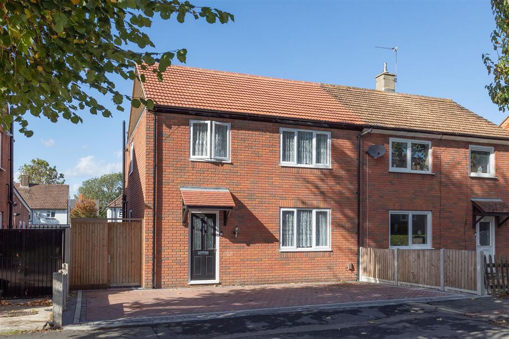 Property photo 1 of 26 Moreton Gardens, Ig8