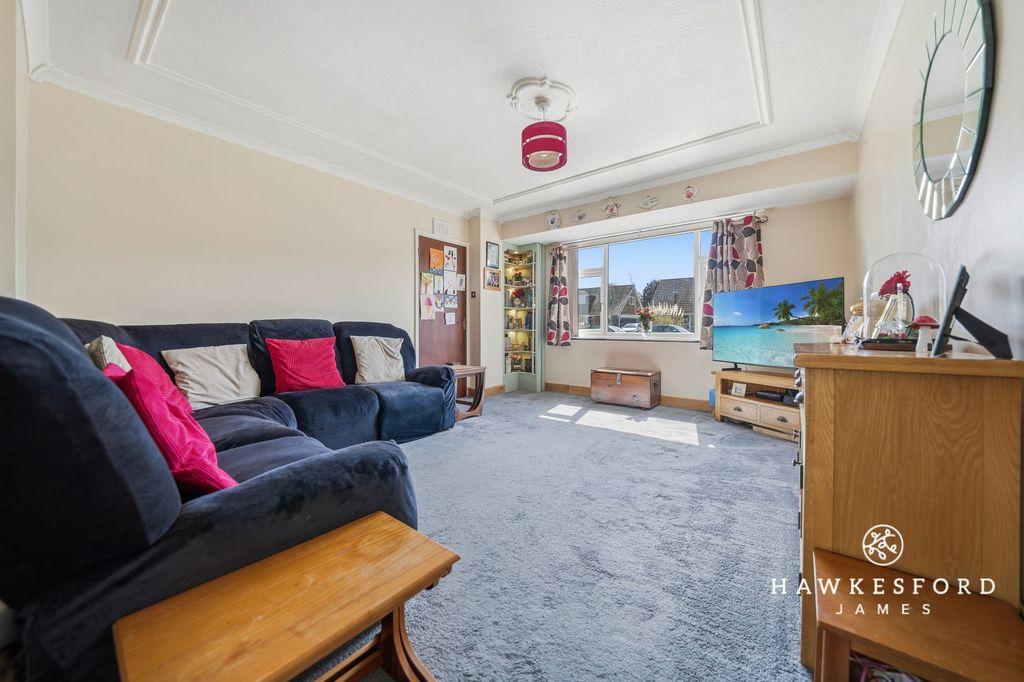 Property photo 3 of 14 Stanhope Avenue, Sittingbourne - Lounge