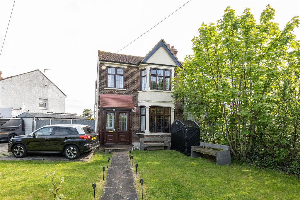 Property photo 1 of 24 Middleton Avenue, E4