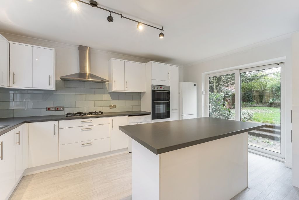 Property photo 3 of 27 101366_96 Oak End...