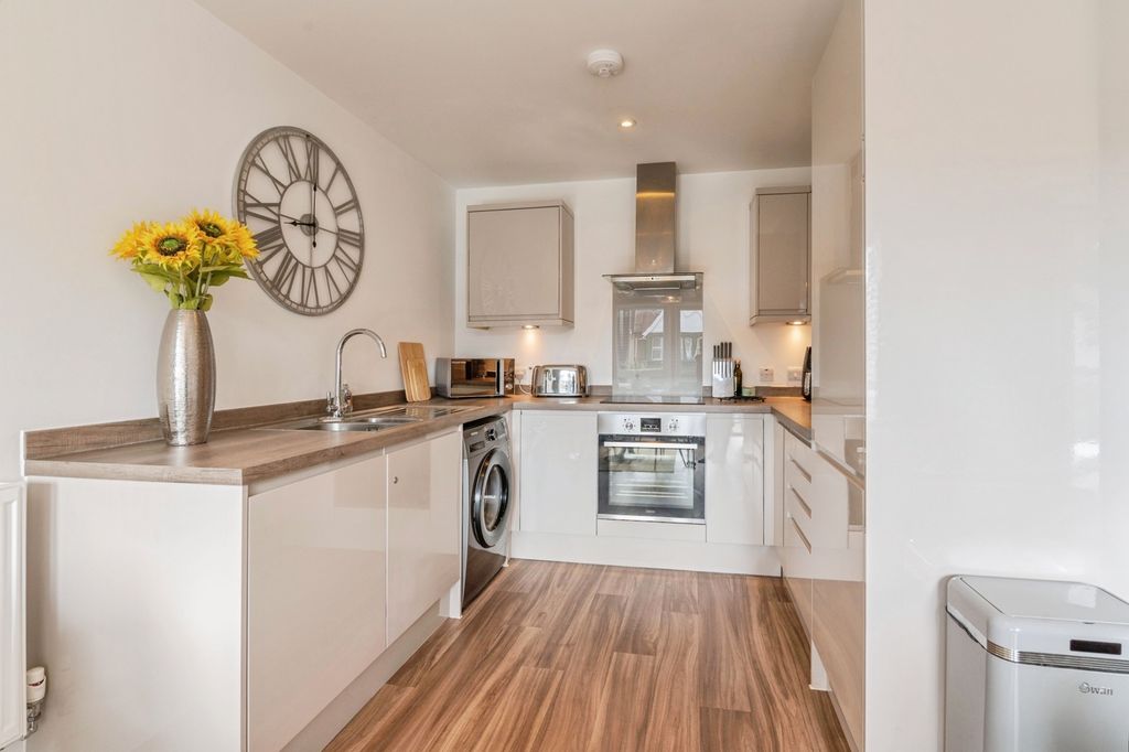 Property photo 3 of 16 Kitchen