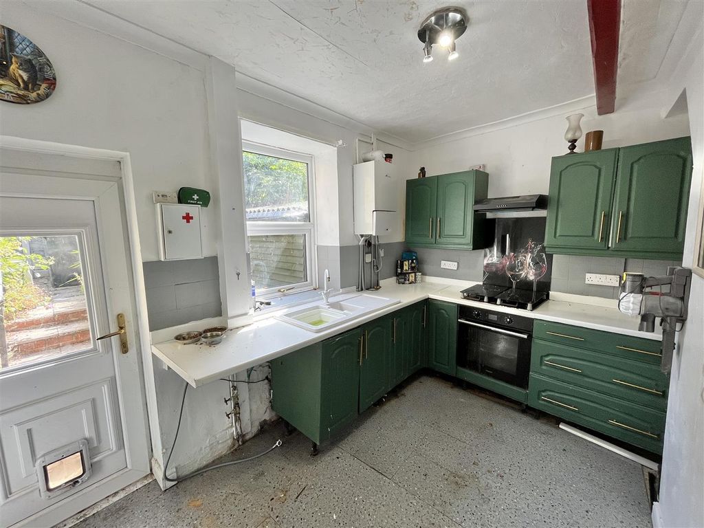 Property photo 3 of 8 Kitchen